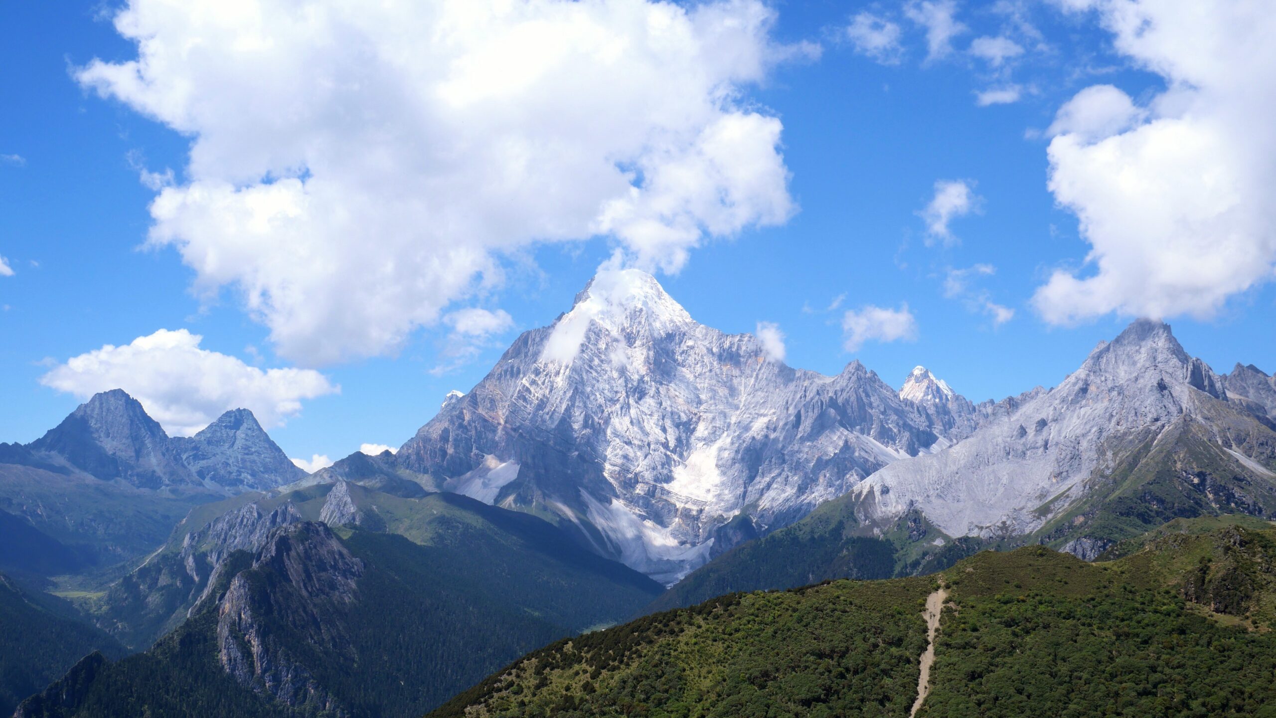 Blick über das Hochplateau Yading auf den heiligen Berg Chenresig, Sichuan